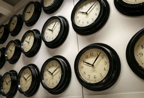 Seit 1980 werden die uhren am letzten wochenende im märz von der normalen mitteleuropäischen zeit (mez) auf die sommerzeit umgestellt. Die Uhren werden umgestellt - Es ist mal wieder so weit ...