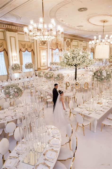 An Elegant White and Gold Wedding? Yes, Please! | White wedding