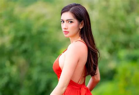 Potret Body Goals Angel Karamoy Berbalut Baju Dress Merah Cantiknya Bak Lukisan Ijen Indonesia