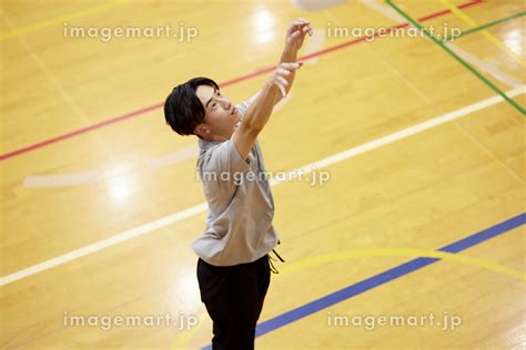 体育館でバスケットボールの練習をする日本人大学生の男性 （人物）の写真素材 233139473 イメージマート