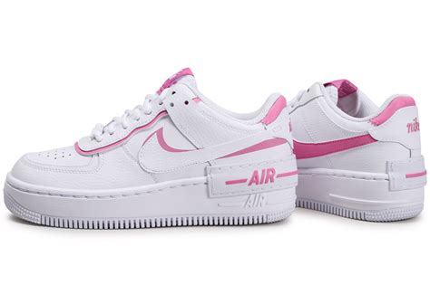 Branchée en promenade avec son bébé et sa sœur bella hadid. air force 1 femme rose et blanche,air force 1 femme rose ...