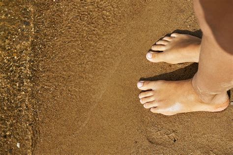 five tips to maintain healthy feet how to keep your feet healthy and