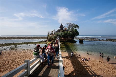 Inilah deretan spot foto terbaik yang bisa digunakan untuk nikmati pemandangan di coban rondo malang. 4 Pantai dengan Spot Foto di Malang, Suka yang Mana?