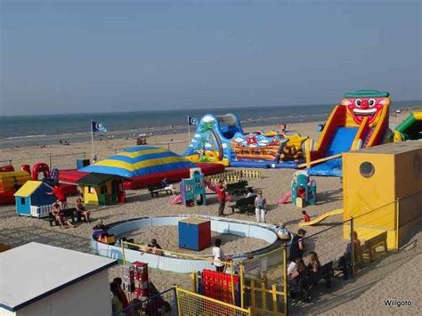 aire de jeux pour enfants sur la plage de coxyde mer du nord aire de jeux station balnéaire