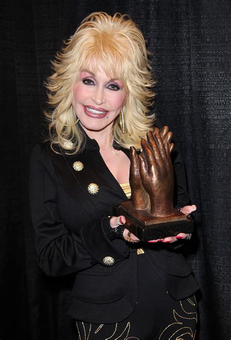 Dolly Parton - Wikipediam.org