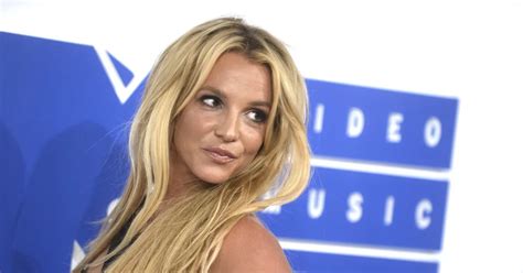 Britney Spears Strips Down Completely Nude In Sexy Beach Photos