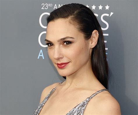 Dc Movies Gal Gadot Cute Woman Height And Weight Body Measurements Ear Cuff Celebrity