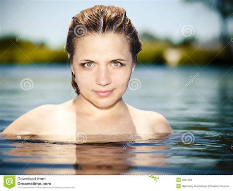 Jeunes Nus De L eau D épaules De Fille Photo stock Image du attrayant beauté