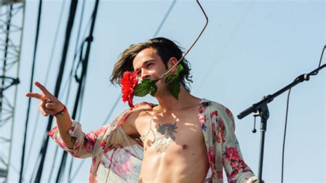 Matt Healy From The 1975 Will Send Nudes If You Vote Labour