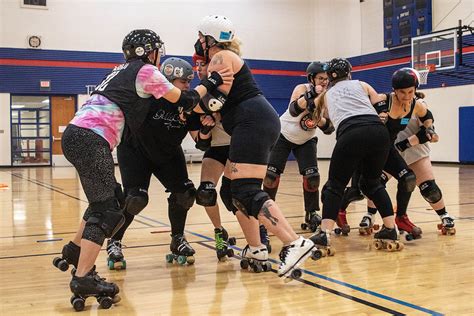 Iowa City Roller Derby Athletes Show New Batch Of Beginners How To Roll