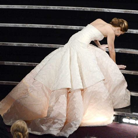 Echt Unangenehm Jennifer Lawrence Sturz Bei Den Oscars Nippelblitzer Höschen Gate Und Co
