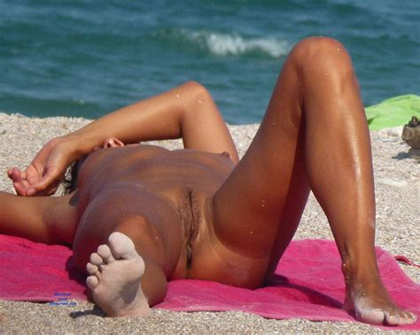 Due Ragazze Attraenti Nudi Alla Spiaggia Pubblica Foto Erotiche E Porno