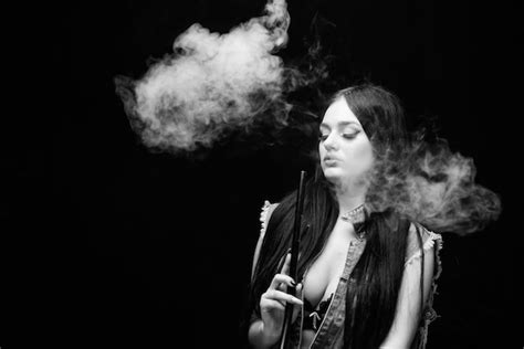 Jolie Brune Aux Gros Seins Fumant Un Appareil De Vapotage Fille Vapotant Bar à Narguilé