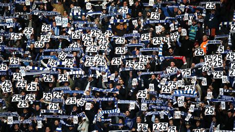 Schalke 04 kann sich in einer turbulenten partie gegen hertha bsc durchsetzen. Hertha BSC und FC Schalke 04 setzen Zeichen gegen Rassismus