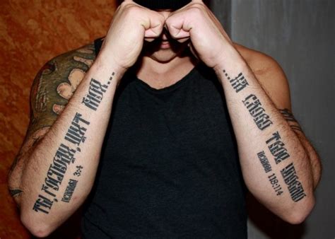 Tatuaje pe braț pentru inscripții pentru bărbați cu traducere