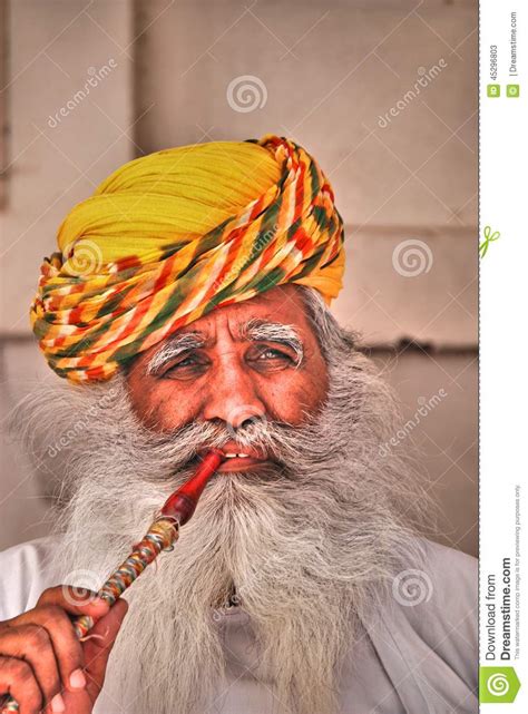 Portret Van Een Hindoese Mens Die Een Pijp Roken Bij Mehrangarh Fort Jodhpur Rajasthan India