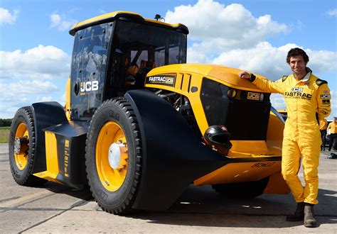 Jcb Fastrac Tractor Storms To New British Speed Record Jcbcea