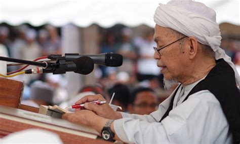 Beliau berpesan bahawa jangan leka, alpa dan sentiasa mengingati akhirat. Prayers for Tuan Guru Nik Aziz • Fariz Izhan