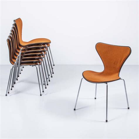 Fritz hansen stuhl neu fritz han. Serie 7 Stuhl 3107 von Arne Jacobsen, halb gepolstert (23 ...