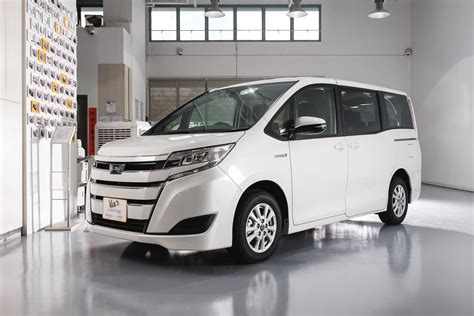 Toyota Noah Hybrid Review Good Things Come In Big Packages Vins