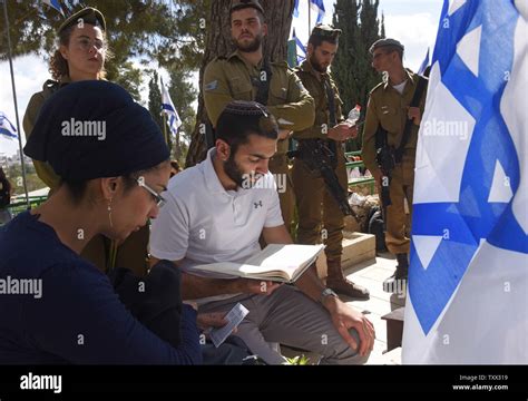 Israelis Pray By The Ground Of A Fallen Soldier In The Mt Herzl