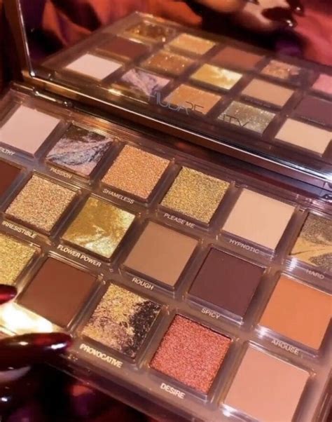 Naughty Nude Eyeshadow Palette Huda Beauty Foto Anteprima E Swatches Nuvole Di Bellezza