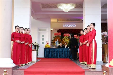 Khách sạn sheraton hanoi rất hân hạnh được thông báo, kể từ tháng 12/2018, ông julian wong sẽ đảm nhiệm cương vị tổng giám đốc của khách sạn. TIÊU CHUẨN "VÀNG" KHI MAY ĐỒNG PHỤC LỄ TÂN KHÁCH SẠN