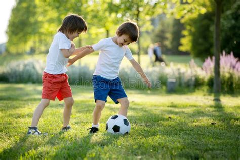Dos Niños Lindos Jugando Al Fútbol Junto Verano Chi Foto De Archivo