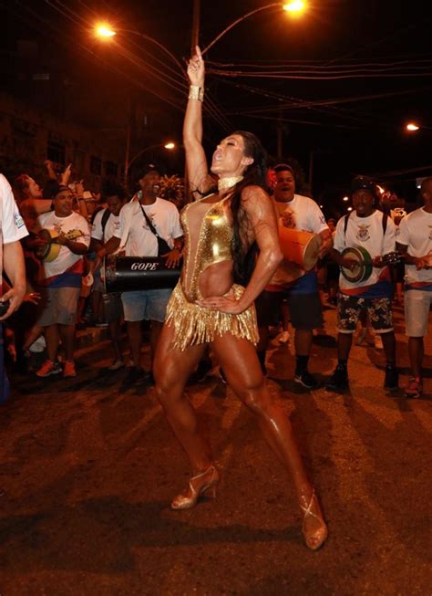 Gracyanne Barbosa Usa Body Dourado E Transparente Para Ensaio De
