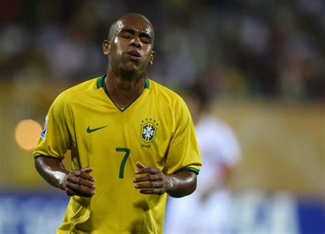أتمنى عودة الدوري الإنجليزي وتتويج الريدز بعد صبر 30 عامًا. اليكس تيكسيرا لاعب المنتخب البرازيلي | المرسال