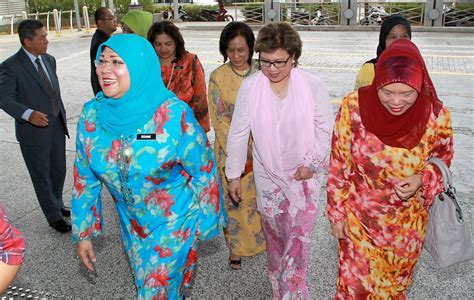 Undi peringkat jawatankuasa belanjawan 2021 kementerian pembangunan wanita, keluarga dan masyarakat diluluskan secara undian suara di terdahulu kementerian pelancongan, seni dan budaya lulus dengan undi belah bahagi di peringkat jawatankuasa dengan 109 setuju, 96 tidak setuju. YB Datuk Hajah Rohani Haji Abdul Karim: Hari Pertama ...