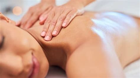 5 Benefits Of Regular Body Massages Hindustan Times