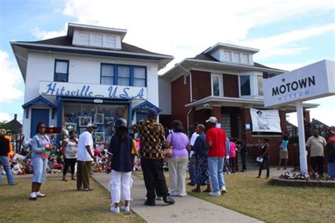 Motown Museum2648 West Grand Blvd Detroitdonning A Sign With The Words “hitsville Usa