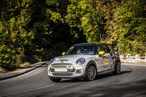 Mini Cooper Se Electric Hatchback Makes Its Rallying Debut Carscoops