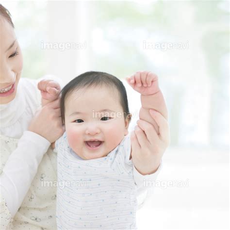 【両手を挙げる赤ちゃん】の画像素材 11545346 写真素材ならイメージナビ