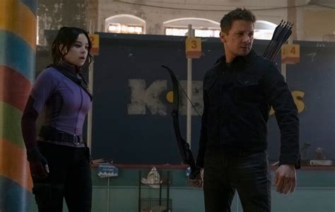 hawkeye first look review hailee steinfeld shoots her way into spotlight
