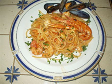 A défaut de pecorino, vous pouvez utiliser du parmesan dans cette recette italienne. Spaghetti au saumon et fruits de mer : la recette facile