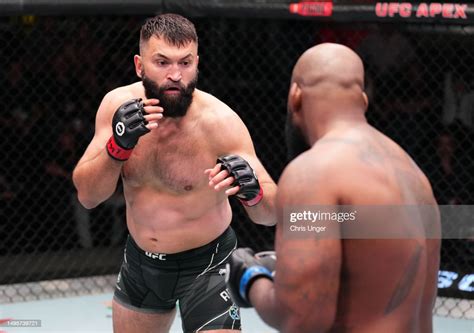 Andrei Arlovski Of Belarus Battles Dontale Mayes In A Heavyweight News Photo Getty Images