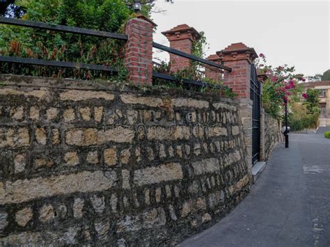 Stenen Muur Rode Baksteen Muur En Zwarte Ijzerpoort Stock Foto Image Of Ingesloten