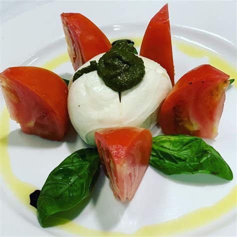 Insalata Caprese Di Bufala Con Pesto Terraza Toscana