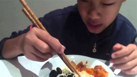 Today chinese people are encouraged to use chopsticks made of plastic and melamine to save natural resources. How to Use Chopsticks Easily For Beginners - YouTube