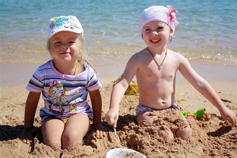 Дети нудиском пляже