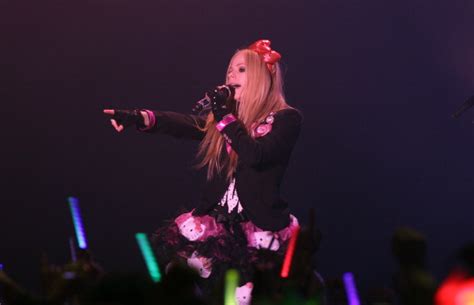Avril Lavigne Screams Runs Off Stage During Show In China Celebrity Toob