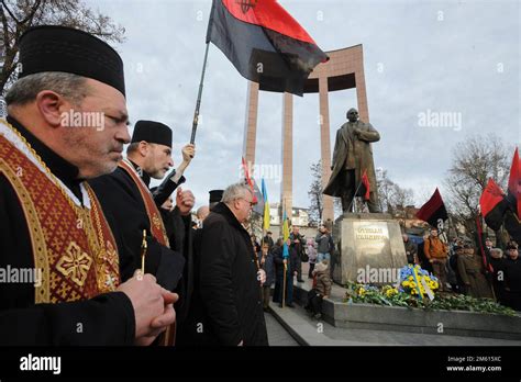 Lviv Ukraine 1 January 2023 People Are Gathered At The Monument To