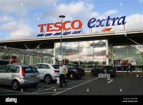 Shoppers At Tesco Extra Hi Res Stock Photography And Images Alamy