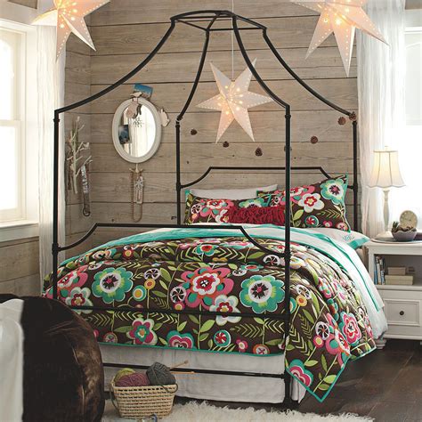 Enjoy The Romantic Bedroom With An Iron Canopy Bed Frame Homesfeed