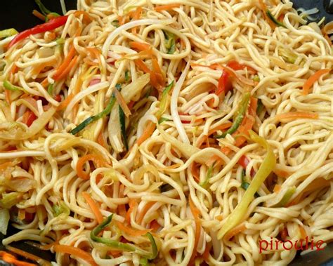Quelques nouilles chinoises, des légumes et de la sauce, en voilà un bon repas à se faire quand on a pas trop d'idée. Nouilles asiatiques : 2 versions, végétariennes ou au ...