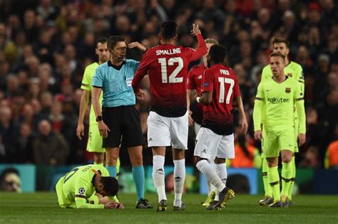 Man city vs brighton ngoại hạng anh. Barcelona vs Manchester United: Messi sangró en Old Trafford por este golpe de Chris Smalling ...