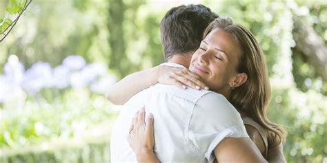 Hugging Etiquette The Dos And Don Ts Of Showing Affection In The Workplace Huffpost