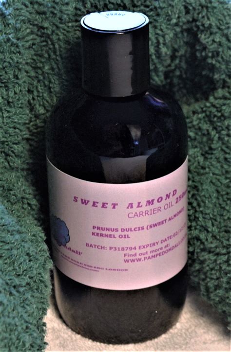 SWEET ALMOND CARRIER OIL ( Prunus amygdalus dulcis oil) 250ml